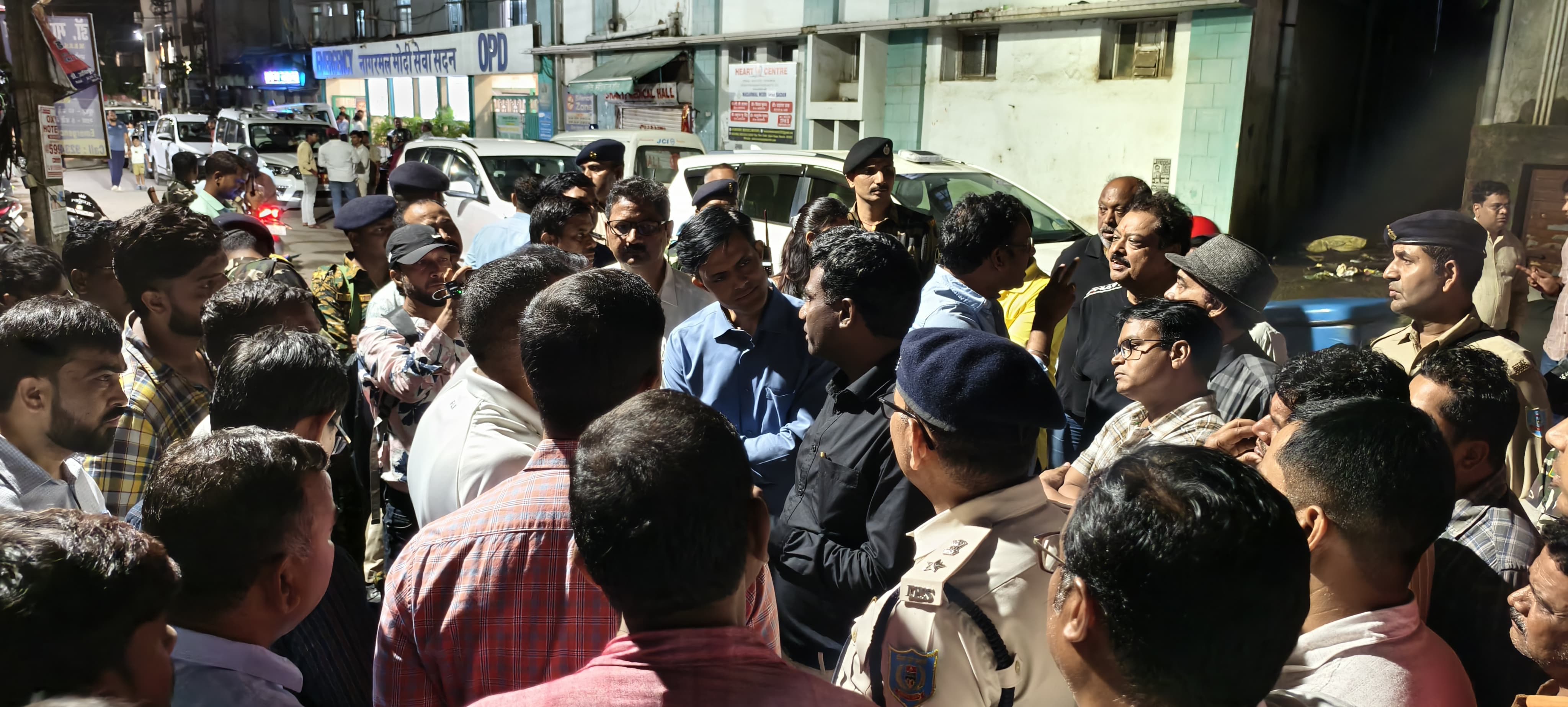 उपायुक्त लोगों से बातचीत करते हुए उपायुक्त लोगों से बातचीत करते हुए