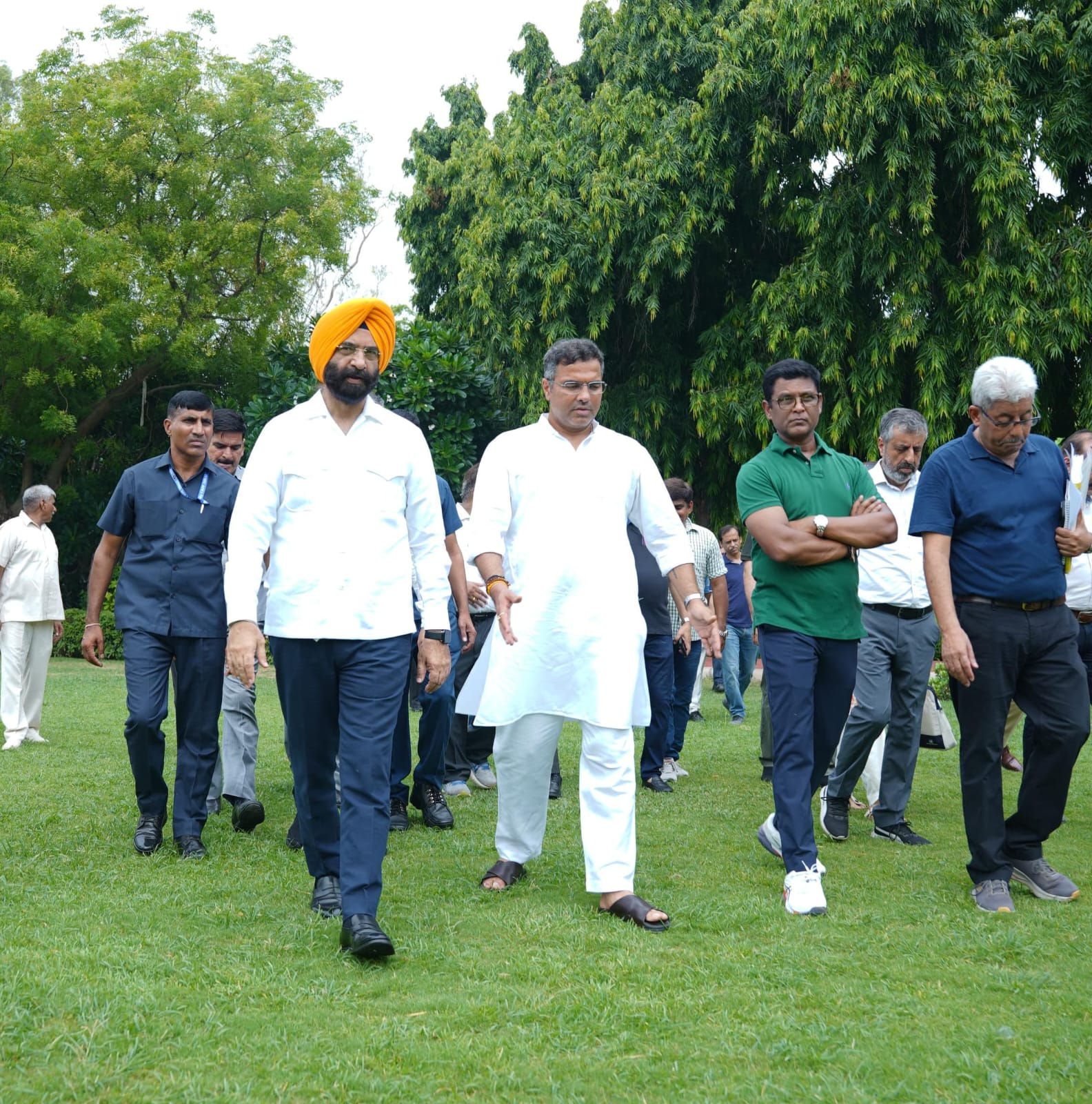 नेहरू पार्क का दौरा करते मंत्री मनजिंदर सिंह सिरसा और प्रवेश साहिब सिंह नेहरू पार्क का दौरा करते मंत्री मनजिंदर सिंह सिरसा और प्रवेश साहिब सिंह
