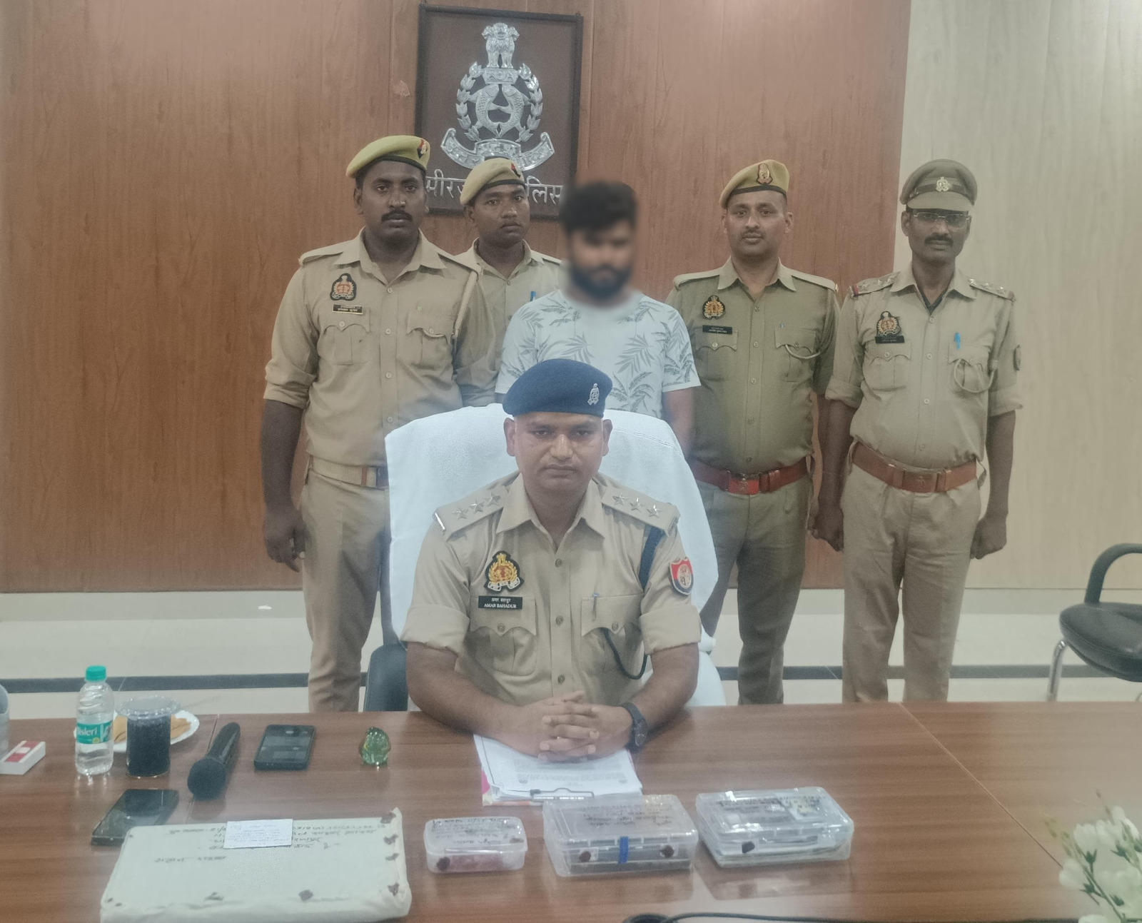 गिरफ्तार आरोपी के साथ पुलिस अधिकारी। गिरफ्तार आरोपी के साथ पुलिस अधिकारी।