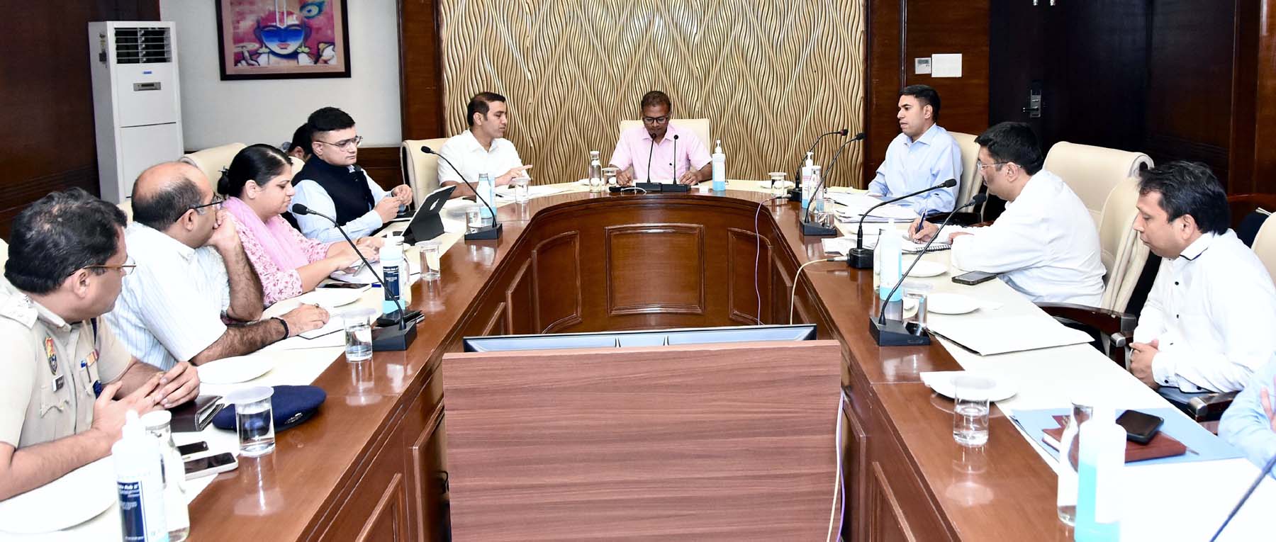 गुरुग्राम के लघु सचिवालय स्थित कांफ्रेंस हॉल में शहरी स्थानीय निकायों के राष्ट्रीय सम्मेलन की तैयारियों को लेकर अधिकारियों की बैठक लेते हुए शहरी स्थानीय निकाय के महानिदेशक पंकज। गुरुग्राम के लघु सचिवालय स्थित कांफ्रेंस हॉल में शहरी स्थानीय निकायों के राष्ट्रीय सम्मेलन की तैयारियों को लेकर अधिकारियों की बैठक लेते हुए शहरी स्थानीय निकाय के महानिदेशक पंकज।