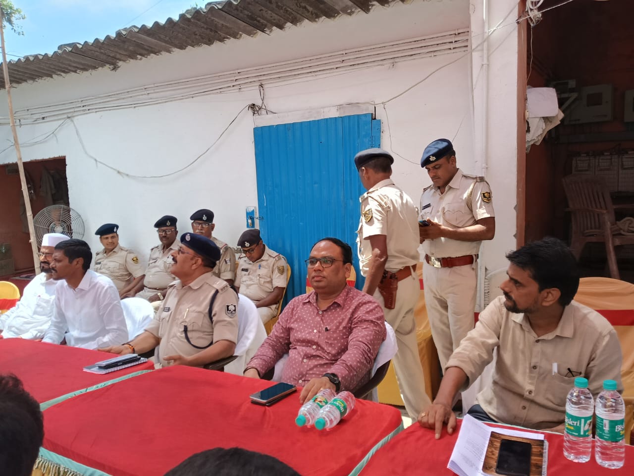 बैठक की तस्वीर बैठक की तस्वीर