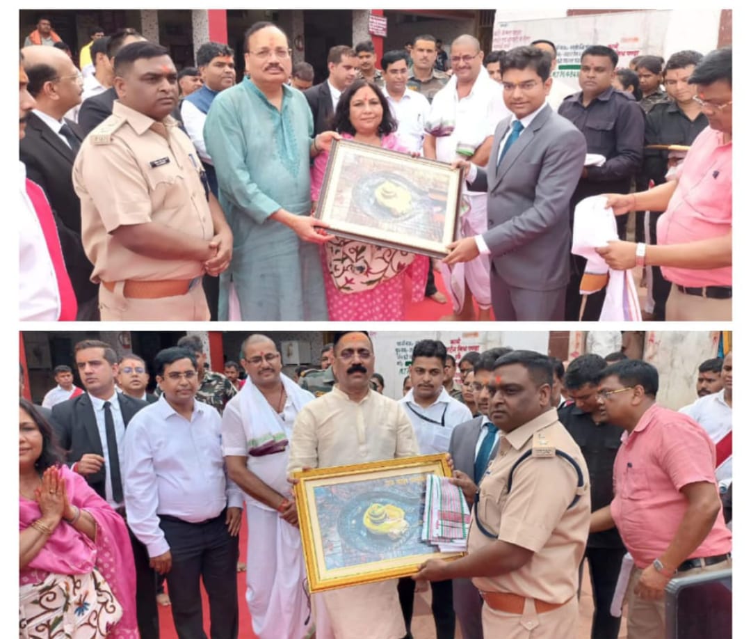 -जस्टिस को स्मृति चिन्ह भेंट करते उपायुक्त -जस्टिस को स्मृति चिन्ह भेंट करते उपायुक्त