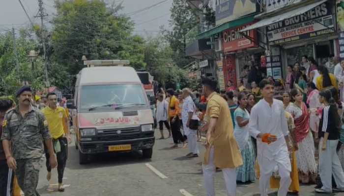 रथ यात्रा में एम्बुलेंस को निकलने का स्थान देकर दिया मानवता का संदेश रथ यात्रा में एम्बुलेंस को निकलने का स्थान देकर दिया मानवता का संदेश