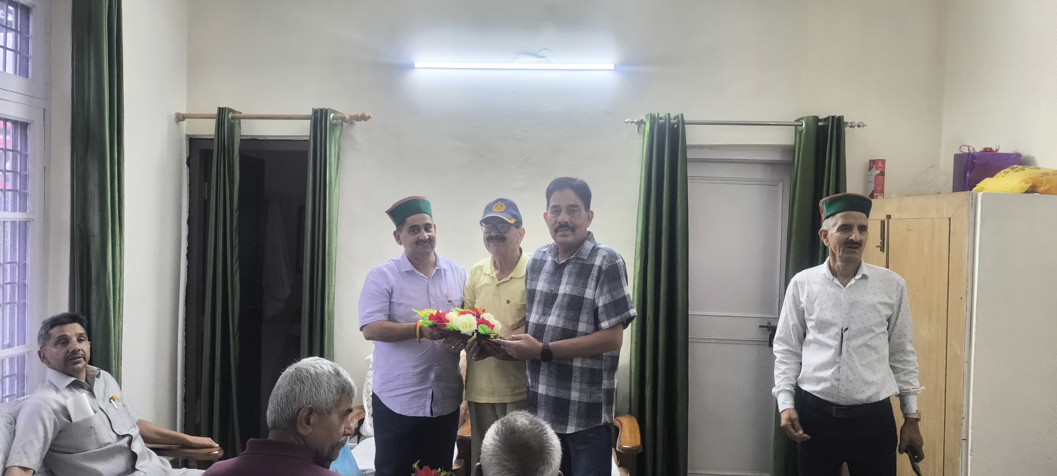 उपमुख्य सचेतक से मिलते हुए प्रतिनिधिमंडल । उपमुख्य सचेतक से मिलते हुए प्रतिनिधिमंडल ।