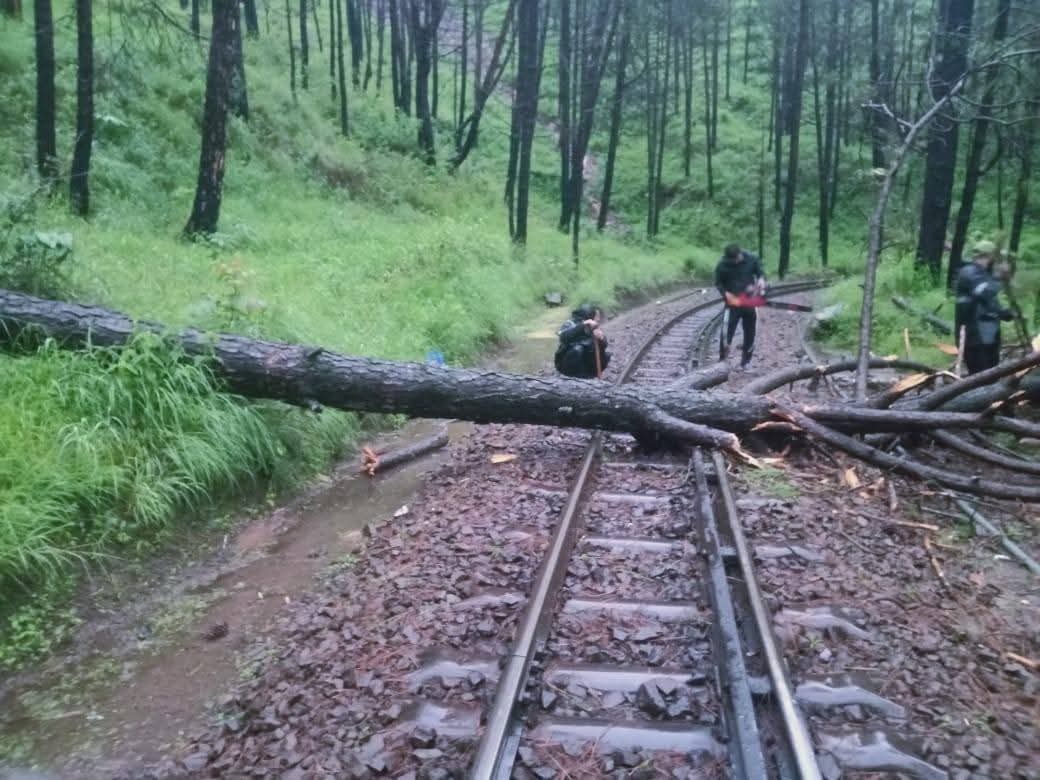 रेल ट्रैक पर भूस्खलन रेल ट्रैक पर भूस्खलन