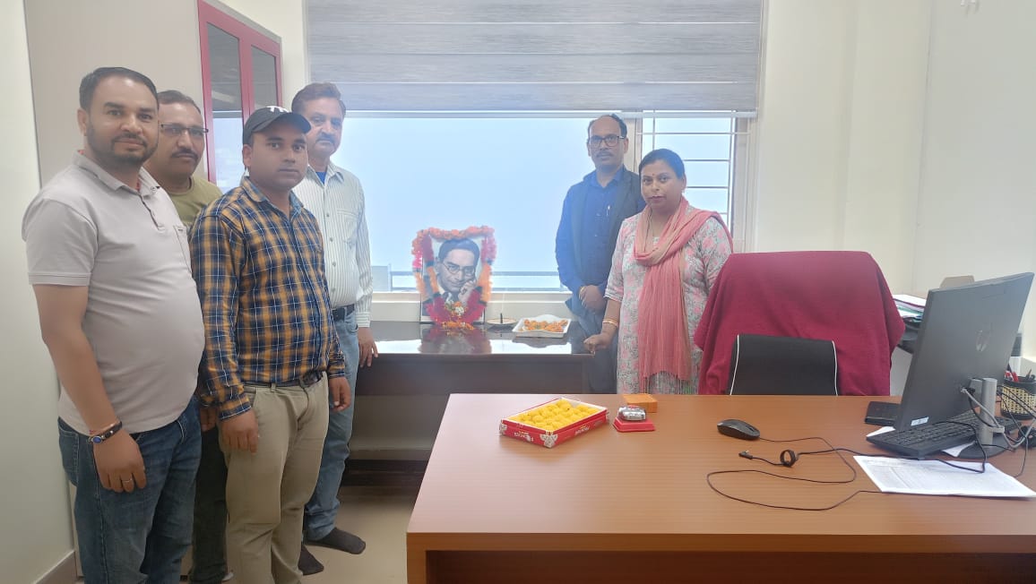 प्रो.महालनोबिश को श्रद्धांजलि देते अधिकारी प्रो.महालनोबिश को श्रद्धांजलि देते अधिकारी