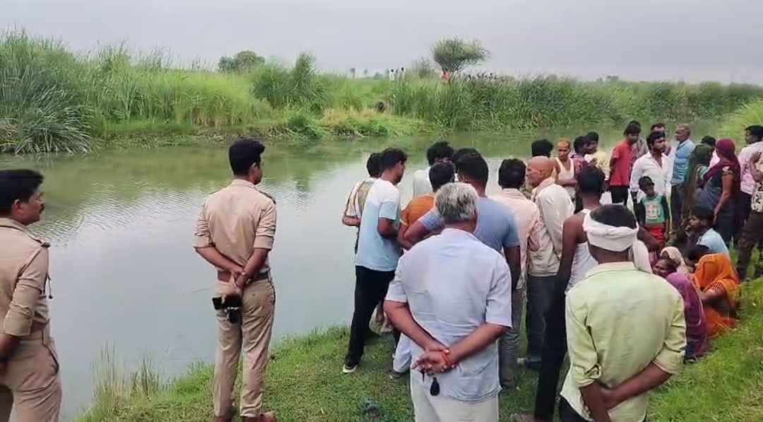घटनास्थल पर मौजूद ग्रामीण व पुलिस घटनास्थल पर मौजूद ग्रामीण व पुलिस