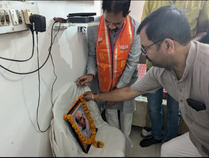 डॉक्टर श्यामा प्रसाद मुख़र्जी को श्रद्धांजलि अर्पित करते जिलाध्यक्ष अनिल दीक्षित डॉक्टर श्यामा प्रसाद मुख़र्जी को श्रद्धांजलि अर्पित करते जिलाध्यक्ष अनिल दीक्षित