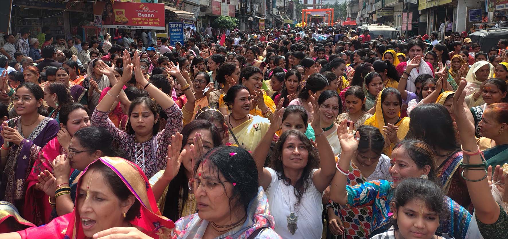 बारिश के बीच भक्तों को दर्शन देने रथ में निकले भगवान जगन्नाथ बारिश के बीच भक्तों को दर्शन देने रथ में निकले भगवान जगन्नाथ