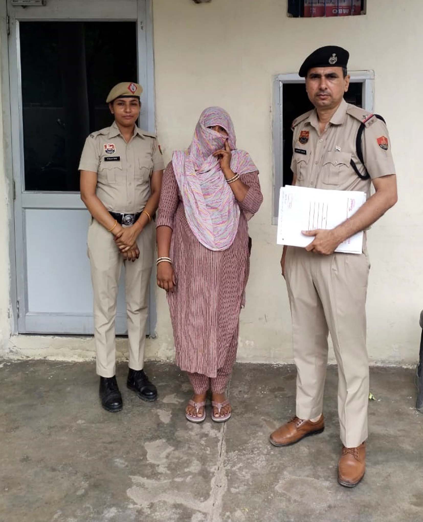 हेरोइन सहित पकड़ी गई महिला। हेरोइन सहित पकड़ी गई महिला।