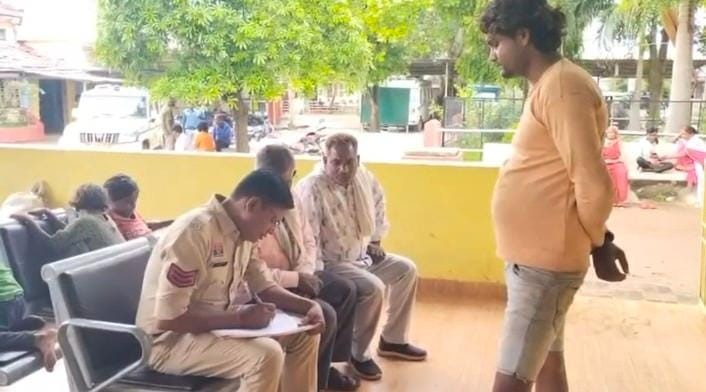 कोड़ेबोड़ मामला में स्वजनों से पूछताछ करती पुलिस। कोड़ेबोड़ मामला में स्वजनों से पूछताछ करती पुलिस।