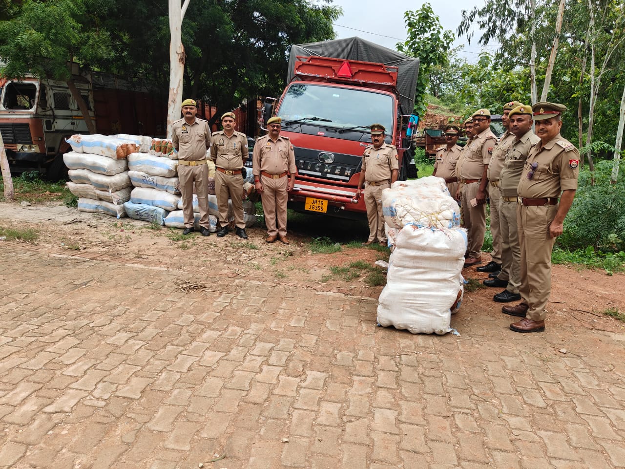 बरामद गांजा के साथ पुलिस टीम बरामद गांजा के साथ पुलिस टीम