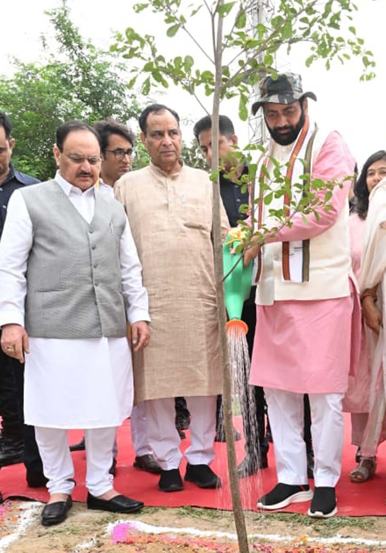 गुरुग्राम में रविवार को पीएम मोदी के मन की बात कार्यक्रम के दौरान एक पेड़ मां के नाम लगाने के दौरान जे.पी. नड्डा व सीएम नायब सिंह सैनी के साथ प्रदेश अध्यक्ष मोहन लाल बड़ोली। गुरुग्राम में रविवार को पीएम मोदी के मन की बात कार्यक्रम के दौरान एक पेड़ मां के नाम लगाने के दौरान जे.पी. नड्डा व सीएम नायब सिंह सैनी के साथ प्रदेश अध्यक्ष मोहन लाल बड़ोली।