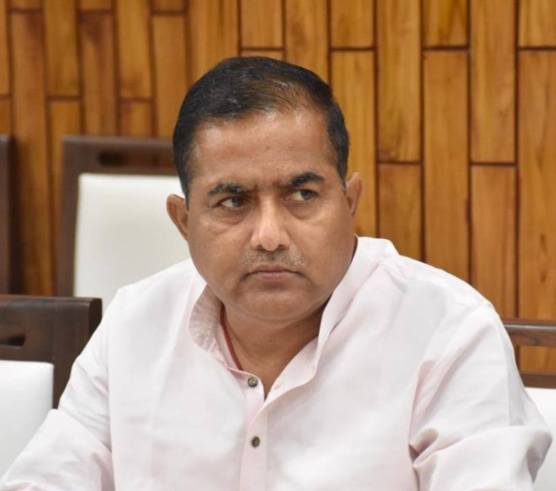 कुंदरकी विधानसभा से भाजपा विधायक ठाकुर रामवीर सिंह ने अपने आवास पर पत्रकार वार्ता करते हुए। कुंदरकी विधानसभा से भाजपा विधायक ठाकुर रामवीर सिंह ने अपने आवास पर पत्रकार वार्ता करते हुए।