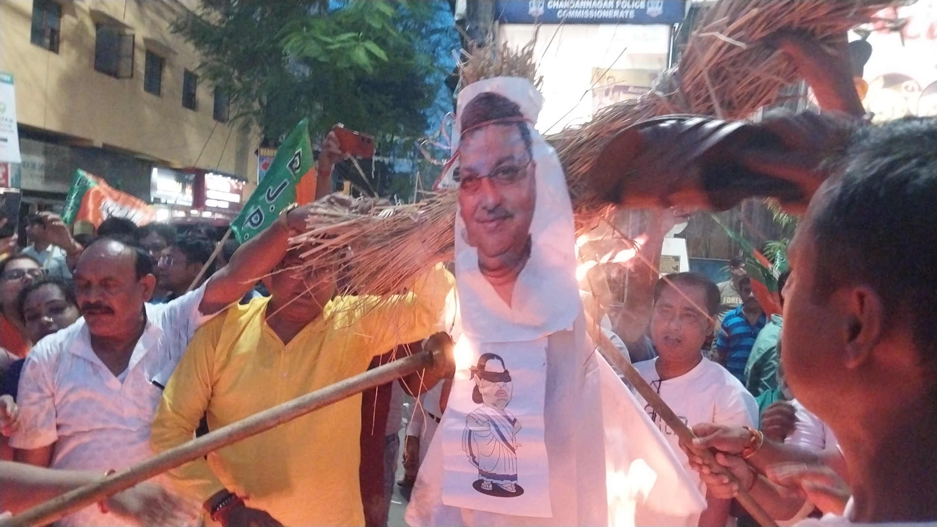 साउथ कोलकाता गैंगरेप कांड के खिलाफ श्रीरामपुर में भाजपा का जोरदार विरोध प्रदर्शन, पुतला दहन और पथ अवरोध