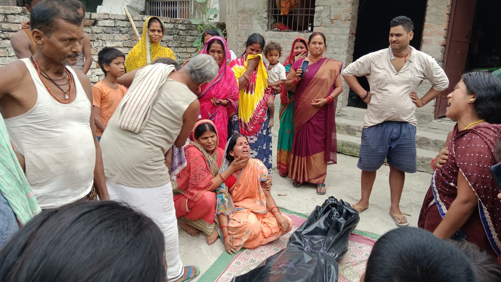रोते-बिलखते परिजन रोते-बिलखते परिजन