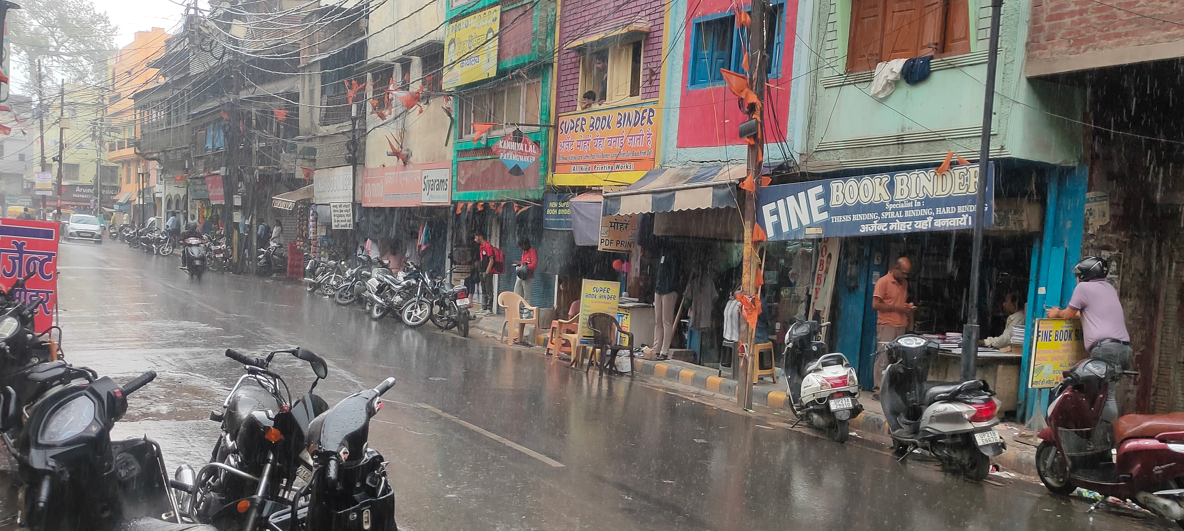 रविवार को मुरादाबाद में कोर्ट रोड पर होती झमाझम बारिश। रविवार को मुरादाबाद में कोर्ट रोड पर होती झमाझम बारिश।