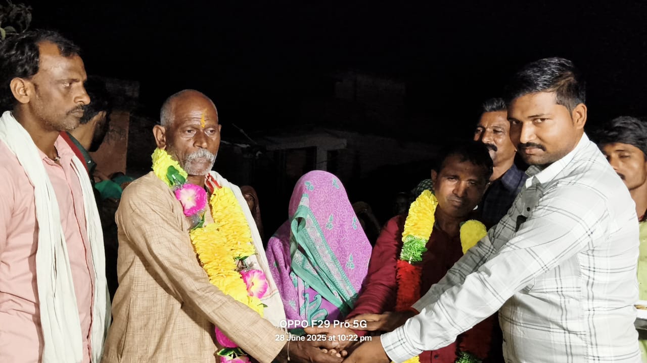 लाल शर्ट मे खोया हुआ रामकेश लाल शर्ट मे खोया हुआ रामकेश