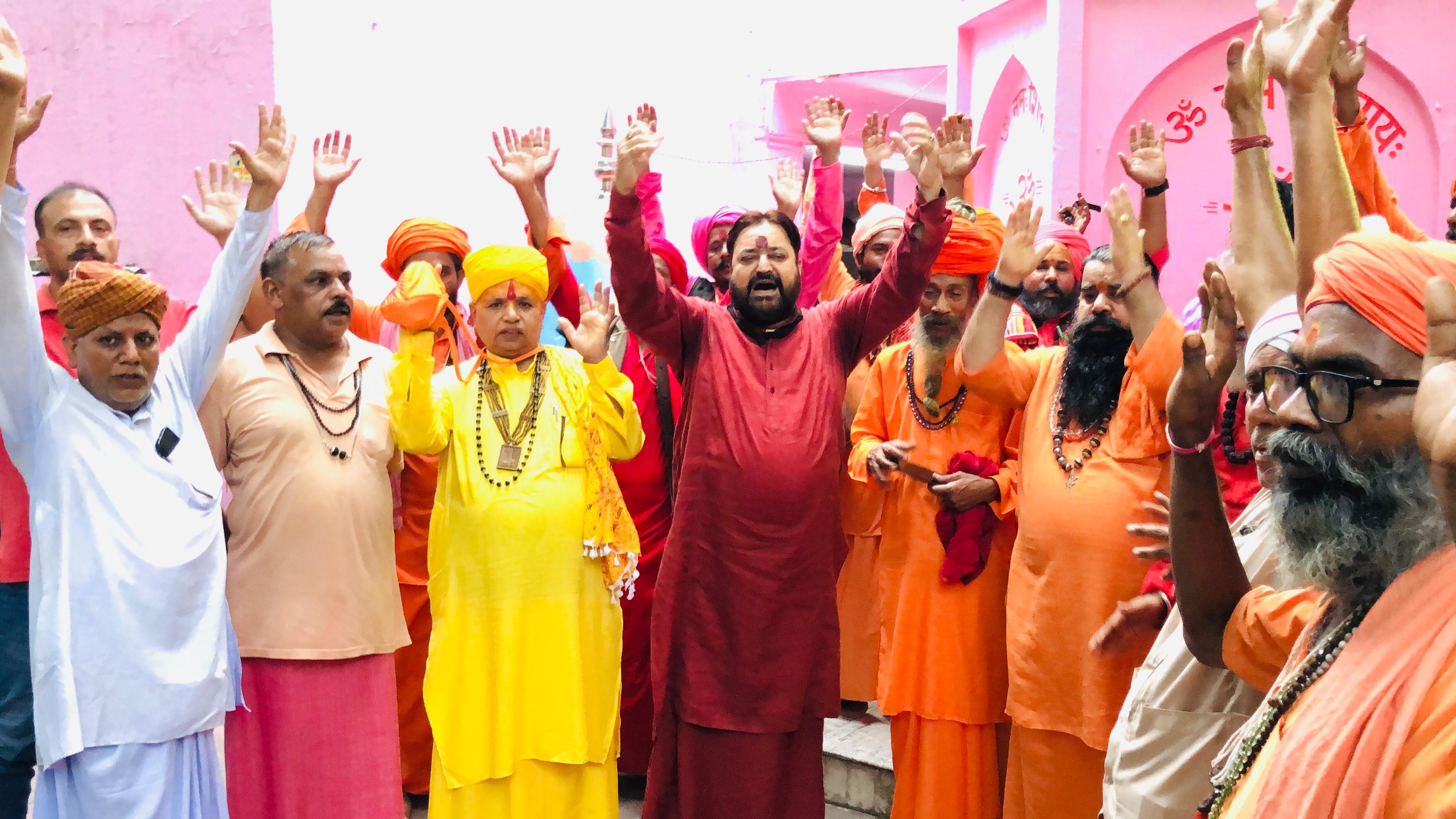 जम्मू-कश्मीर संत समाज न्यास की बैठक जम्मू में आयोजित की गई जम्मू-कश्मीर संत समाज न्यास की बैठक जम्मू में आयोजित की गई