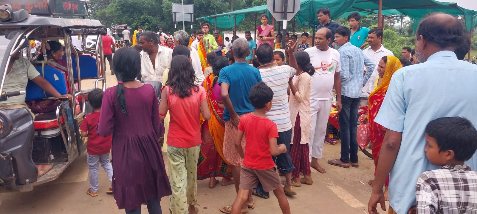 शव को देखने उमड़ी ग्रामीणों की भीड़ शव को देखने उमड़ी ग्रामीणों की भीड़