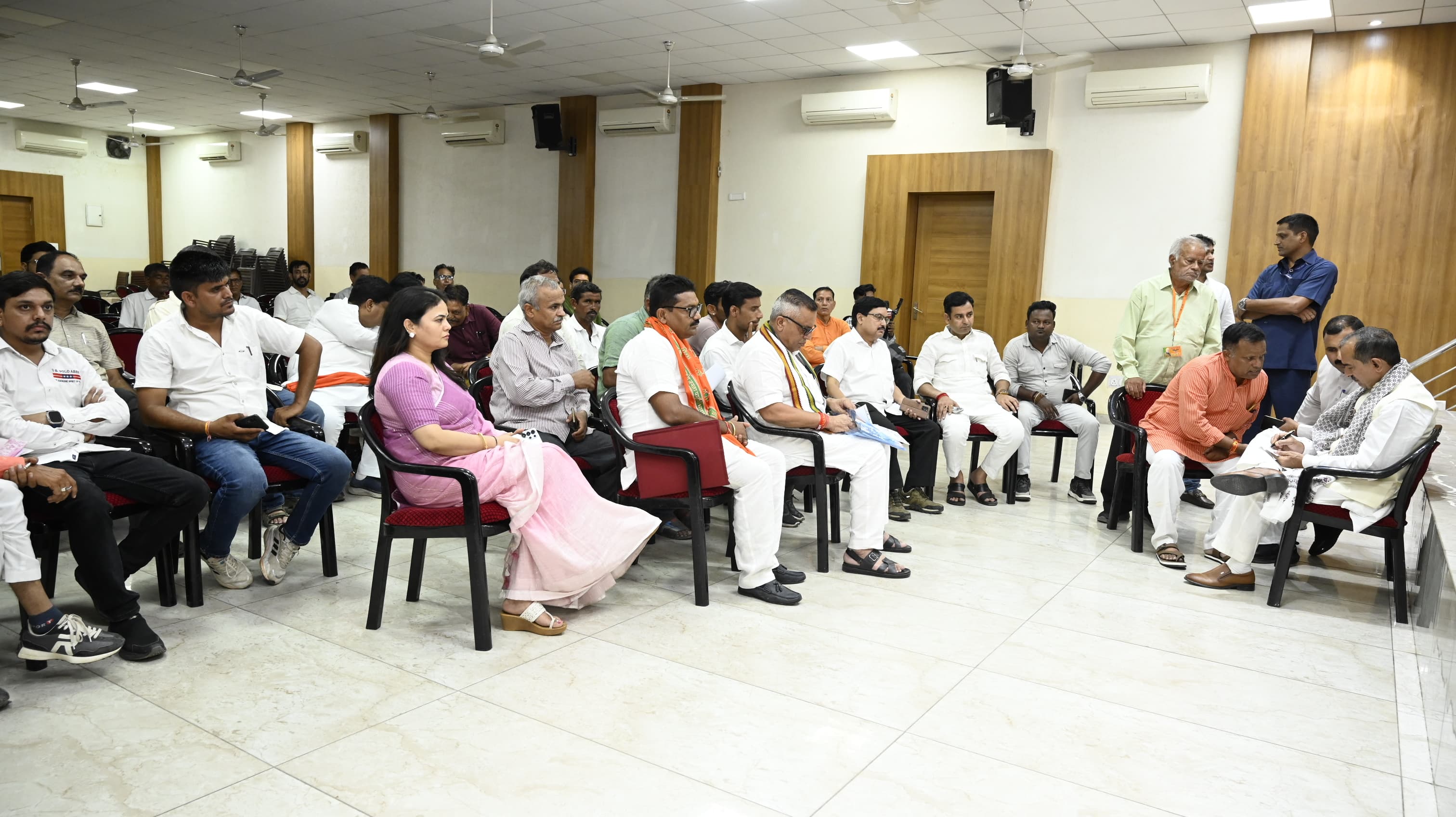 भाजपा प्रदेश अध्यक्ष मदन राठौड़ ने जनप्रतिनिधियों और कार्यकर्ताओं से की मुलाकात, जनता की समस्याओं पर लिया त्वरित संज्ञान