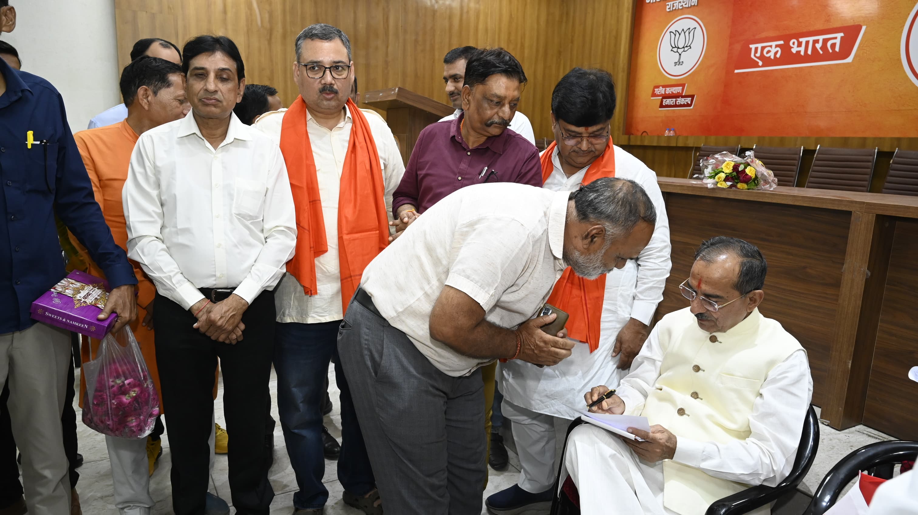 भाजपा प्रदेश अध्यक्ष मदन राठौड़ ने जनप्रतिनिधियों और कार्यकर्ताओं से की मुलाकात, जनता की समस्याओं पर लिया त्वरित संज्ञान