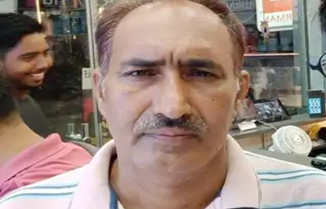 सोनीपत: शराब ठेके पर सेल्समैन।