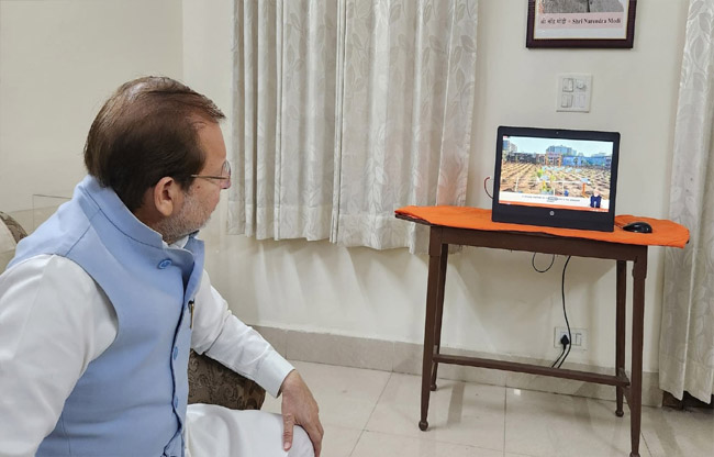 सोनीपत: पर्यटन मंत्री अरविंद शर्मा प्रधानमंत्री नरेंद्र मोदी का मन की बात कार्यक्रम देखते हुए सोनीपत: पर्यटन मंत्री अरविंद शर्मा प्रधानमंत्री नरेंद्र मोदी का मन की बात कार्यक्रम देखते हुए