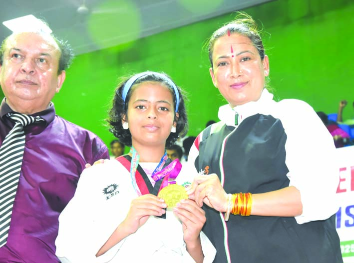 विजेताओं को सम्मानित करती खेल मंत्री विजेताओं को सम्मानित करती खेल मंत्री