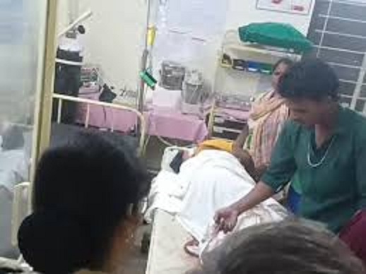 पुराने विवाद काे लेकर भतीजे ने चाची पर कुल्हाड़ी से किया हमला पुराने विवाद काे लेकर भतीजे ने चाची पर कुल्हाड़ी से किया हमला