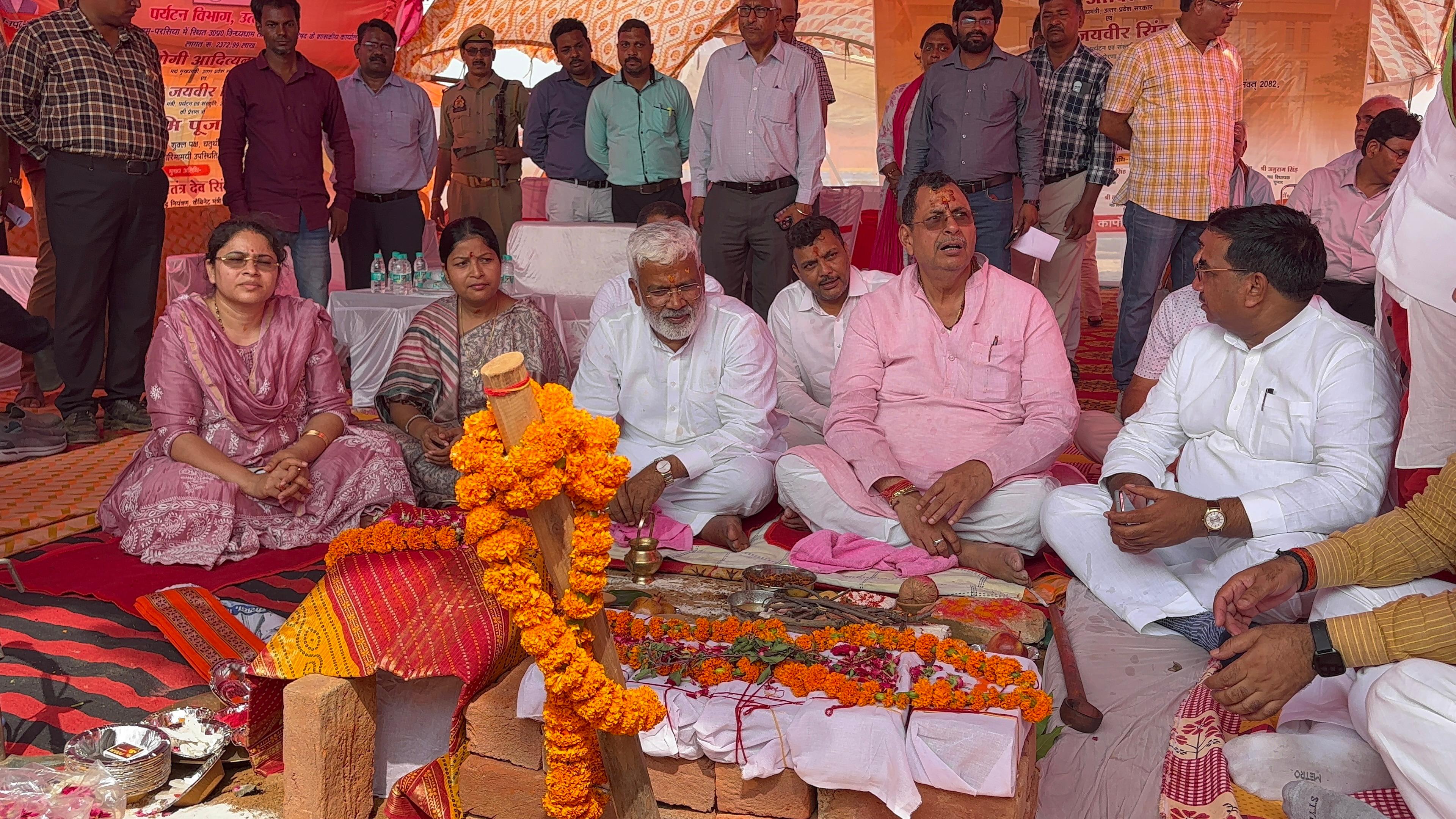 विंध्यधाम तीर्थ विकास परिषद के शासकीय कार्यालय भवन का भूमि पूजन करते मंत्री स्वतंत्रदेव सिंह व अन्य। विंध्यधाम तीर्थ विकास परिषद के शासकीय कार्यालय भवन का भूमि पूजन करते मंत्री स्वतंत्रदेव सिंह व अन्य।