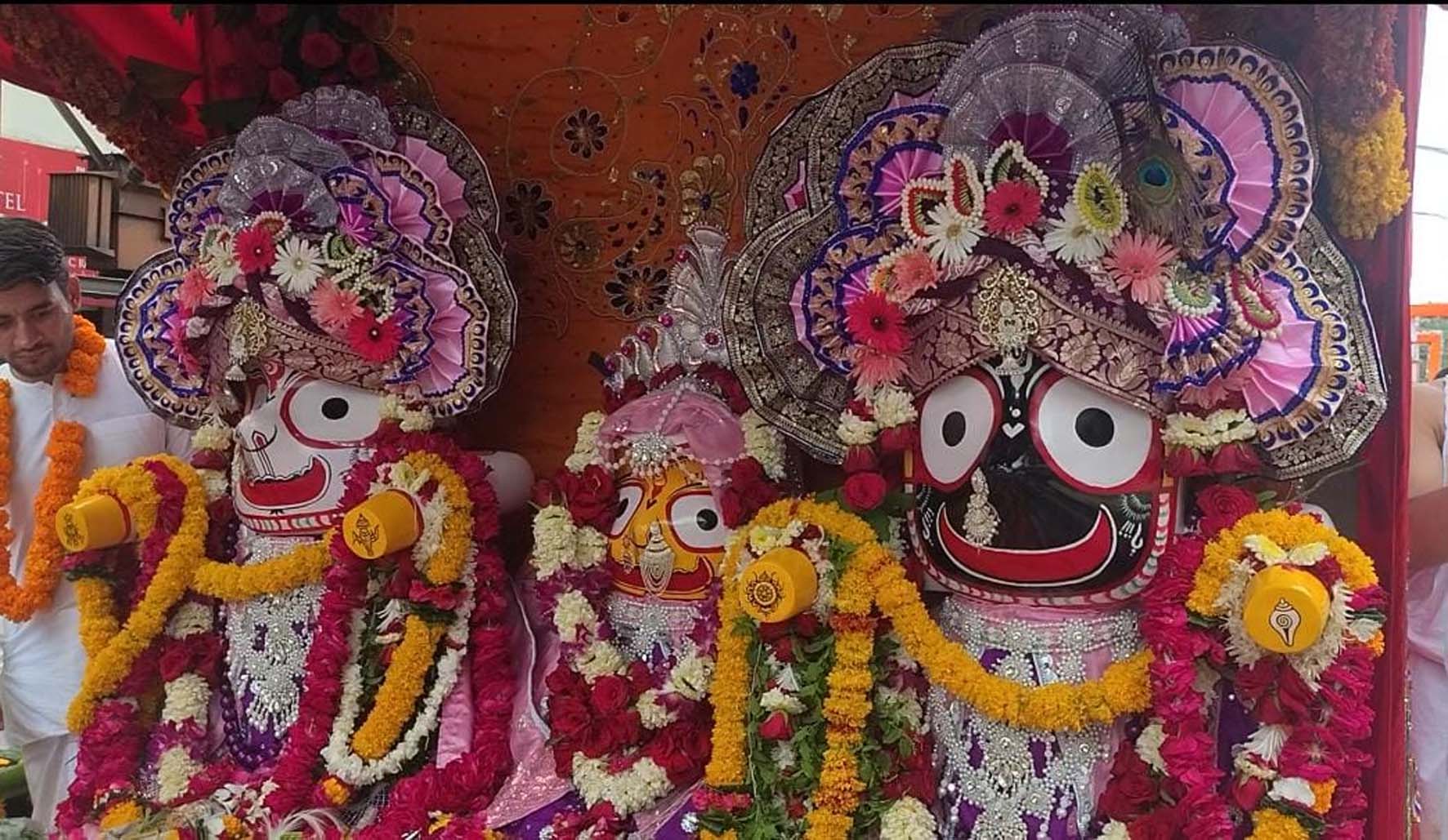 बारिश के बीच भक्तों को दर्शन देने रथ में निकले भगवान जगन्नाथ बारिश के बीच भक्तों को दर्शन देने रथ में निकले भगवान जगन्नाथ