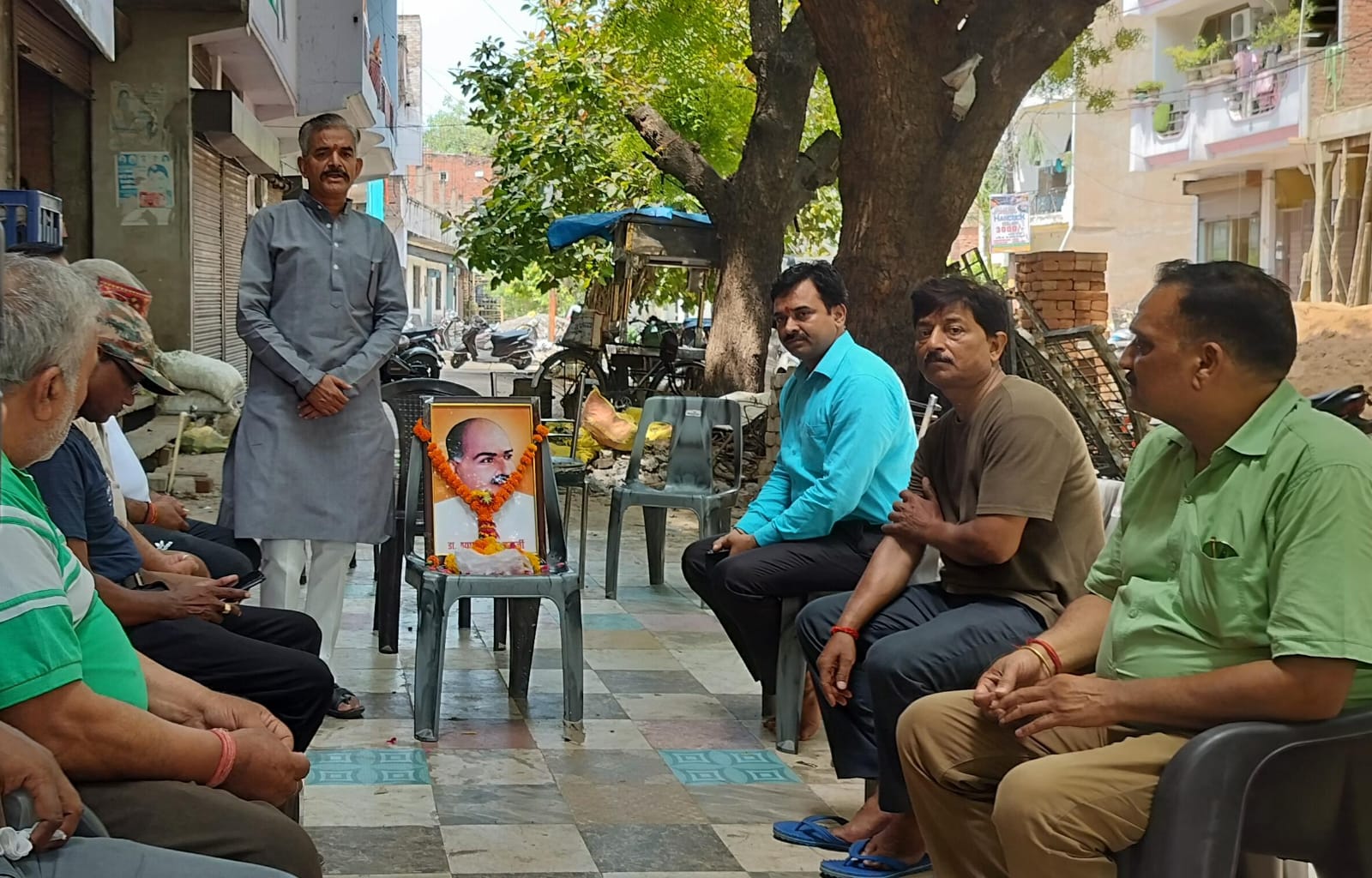 कार्यक्रम में भाजपा कार्यकर्ता डॉक्टर श्यामा प्रसाद मुखर्जी को श्रद्धांजलि अर्पित करते हुए कार्यक्रम में भाजपा कार्यकर्ता डॉक्टर श्यामा प्रसाद मुखर्जी को श्रद्धांजलि अर्पित करते हुए