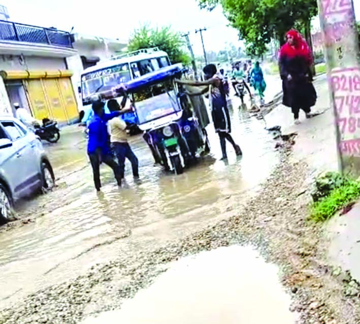 तालाब में तब्दील सड़क तालाब में तब्दील सड़क