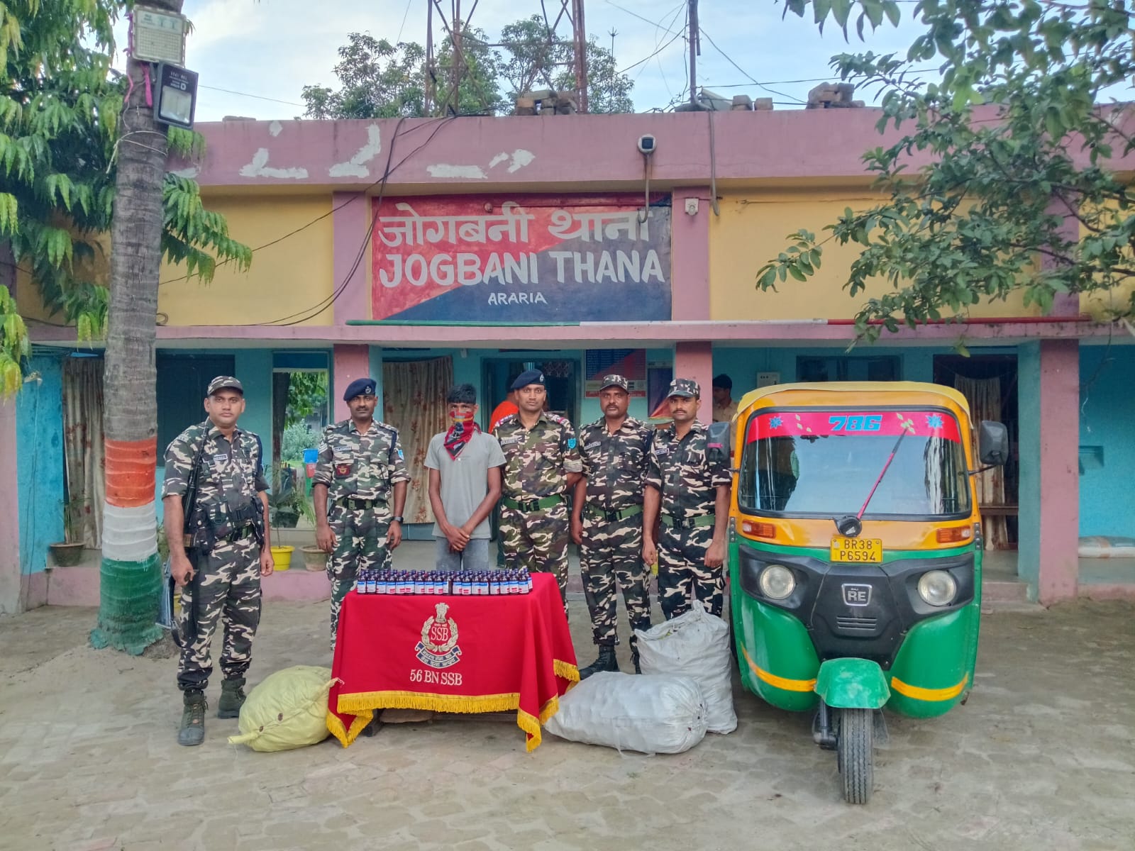 अररिया फोटो:एसएसबी जवान जोगबनी थाना में जब्त समान और गिरफ्तार तस्कर के साथ