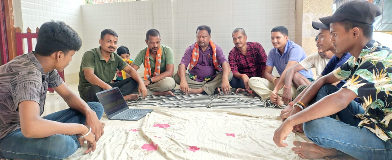 अररिया फोटो:पीएम के मन की बात सुनते भाजपा कार्यकर्ता अररिया फोटो:पीएम के मन की बात सुनते भाजपा कार्यकर्ता