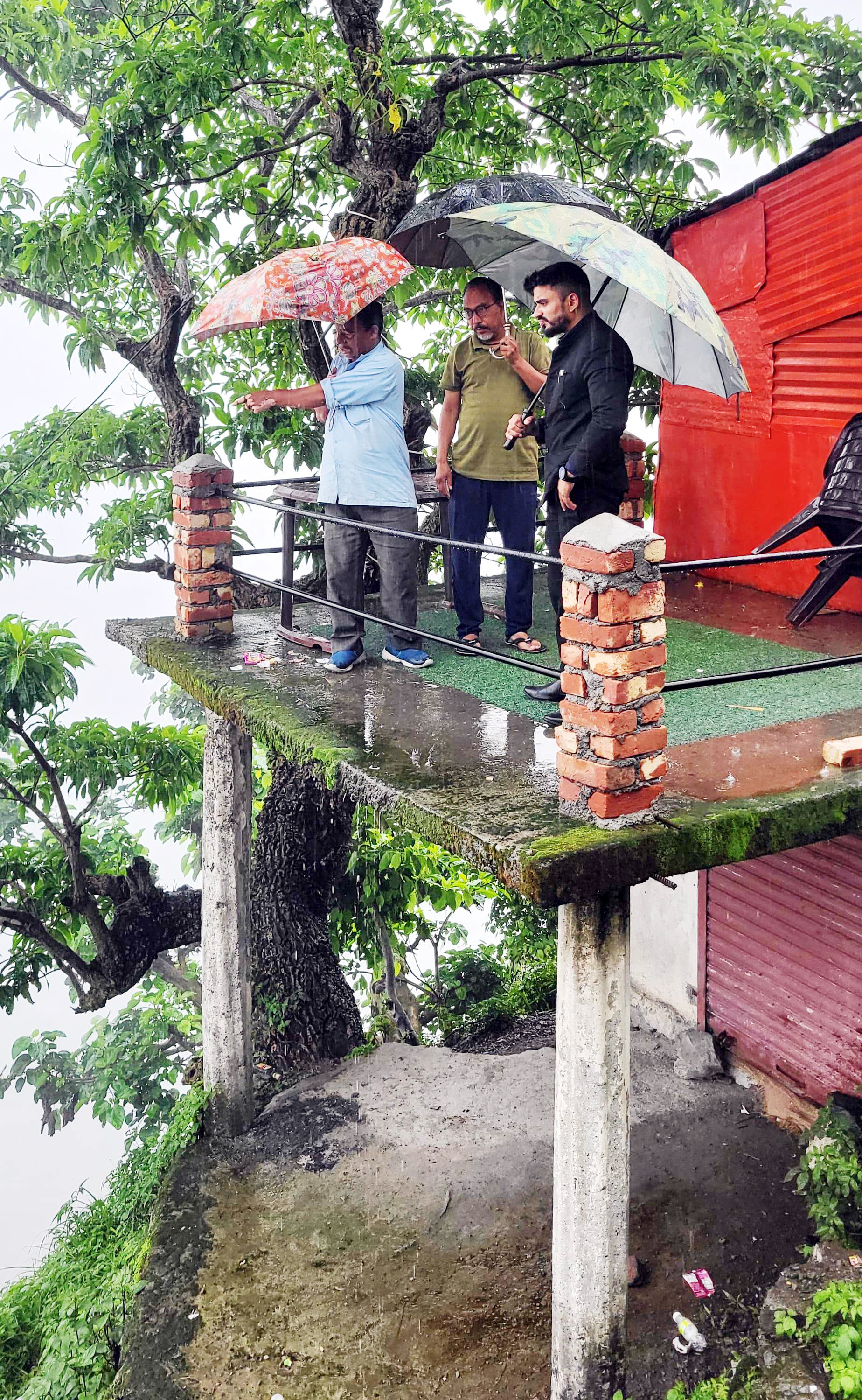 आपदा संभावित क्षेत्र का निरीक्षण करने पहुंचे एसडीएम नैनीताल नवाजिश खलिक। आपदा संभावित क्षेत्र का निरीक्षण करने पहुंचे एसडीएम नैनीताल नवाजिश खलिक।
