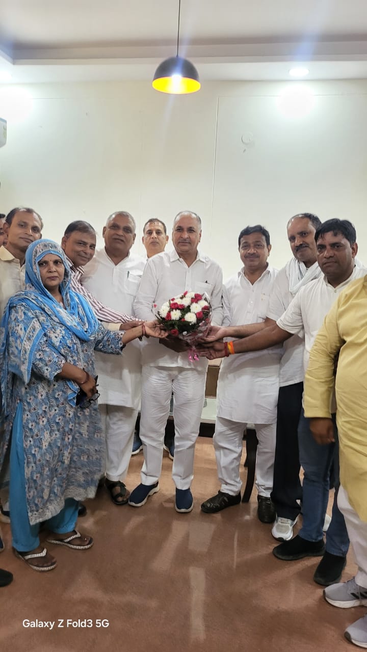 मां की बात कार्यक्रम में विधायक हरेंद्र सिंह राम रतन जगमोहन गोयल का स्वागत करते हुए मां की बात कार्यक्रम में विधायक हरेंद्र सिंह राम रतन जगमोहन गोयल का स्वागत करते हुए