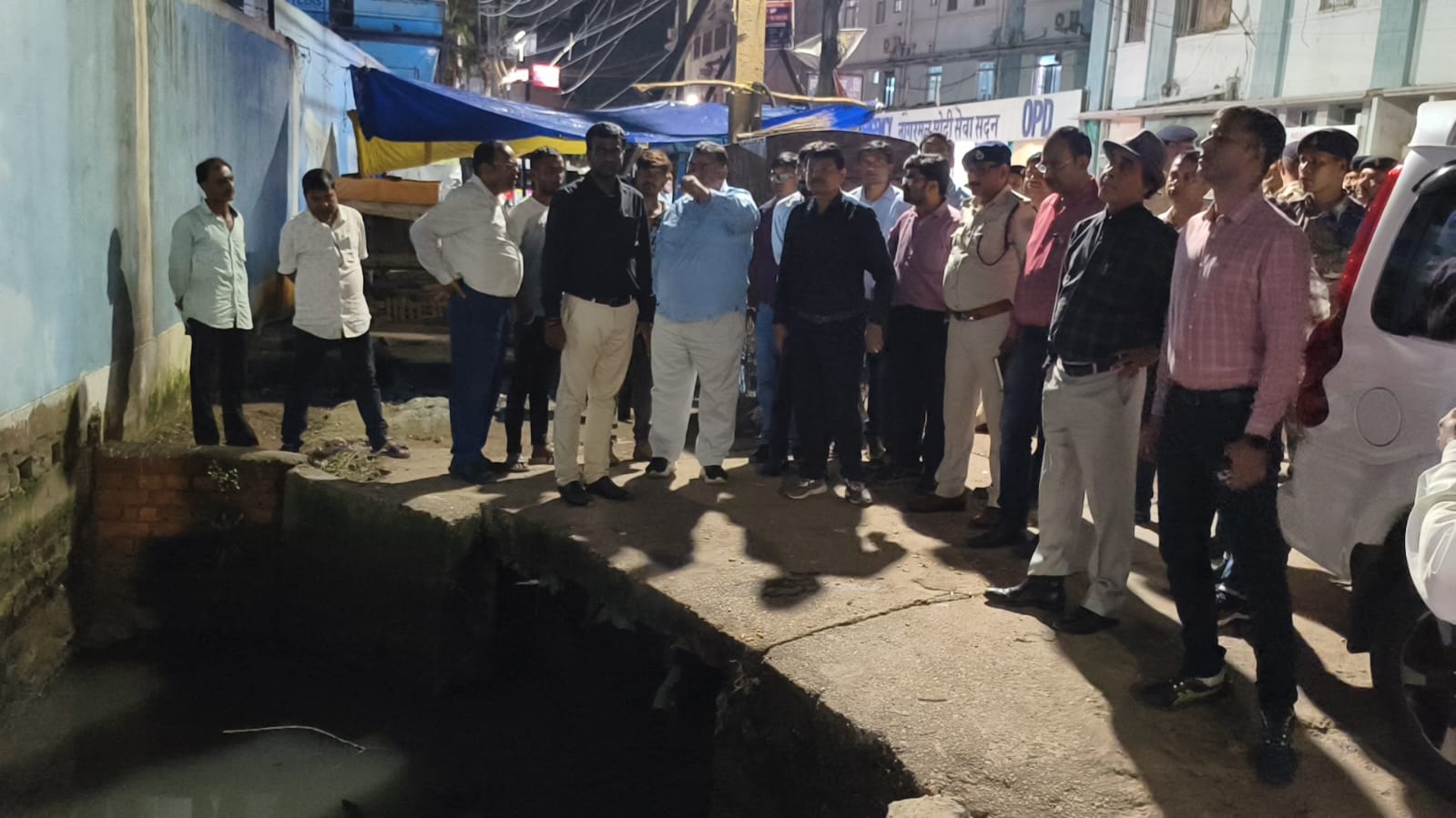 उपायुक्त निरीक्षण करते हुए उपायुक्त निरीक्षण करते हुए