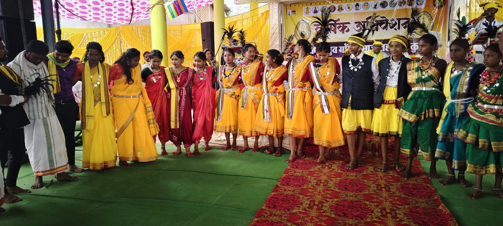 कार्यक्रम के दौरान प्रस्तुति देते हुए कलाकार। कार्यक्रम के दौरान प्रस्तुति देते हुए कलाकार।