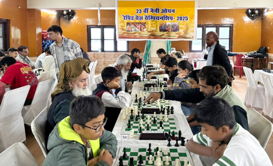 23वीं नैनी ओपेन रैपिड शतरंज प्रतियोगिता आरंभ हो गई है। प्रतियोगिता में खेलते खिलाड़ी। 23वीं नैनी ओपेन रैपिड शतरंज प्रतियोगिता आरंभ हो गई है। प्रतियोगिता में खेलते खिलाड़ी।