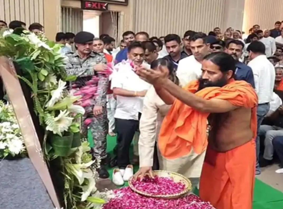 कैप्टन अभिमन्यु की मां परमेश्वरी देवी को श्रृदांजलि देते स्वामी रामदेव। कैप्टन अभिमन्यु की मां परमेश्वरी देवी को श्रृदांजलि देते स्वामी रामदेव।