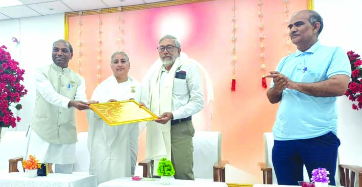 कार्यक्रम में सम्मानित करते हुए