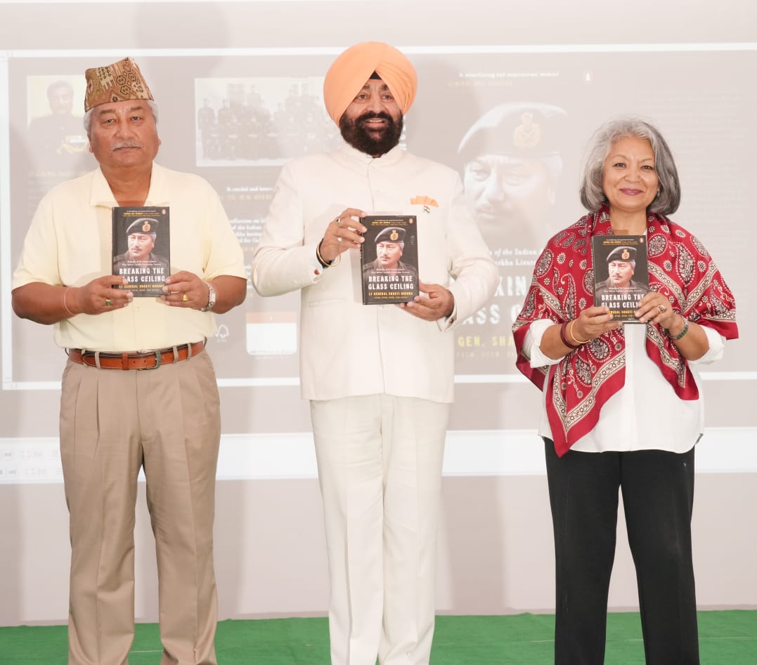 राज्यपाल गुरमीत सिंह लेफ्टिनेंट जनरल शक्ति गुरंग की आत्मकथा ‘ब्रेकिंग द ग्लास सीलिंग’ का विमोचन करते।