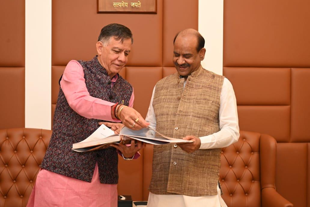 लोकसभा अध्यक्ष से मिलते यूपी विधानसभा अध्यक्ष लोकसभा अध्यक्ष से मिलते यूपी विधानसभा अध्यक्ष