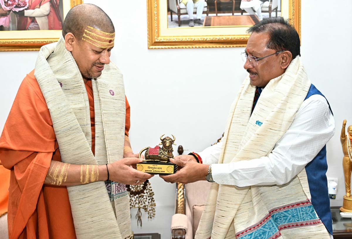 साईं निरंजन पीठाधीश्वर महामंडलेश्वर डॉ. स्वामी कैलाशानंद गिरि महाराज को नंदी का स्मृति चिन्ह भेंट करते मुख्यमंत्री साईं निरंजन पीठाधीश्वर महामंडलेश्वर डॉ. स्वामी कैलाशानंद गिरि महाराज को नंदी का स्मृति चिन्ह भेंट करते मुख्यमंत्री