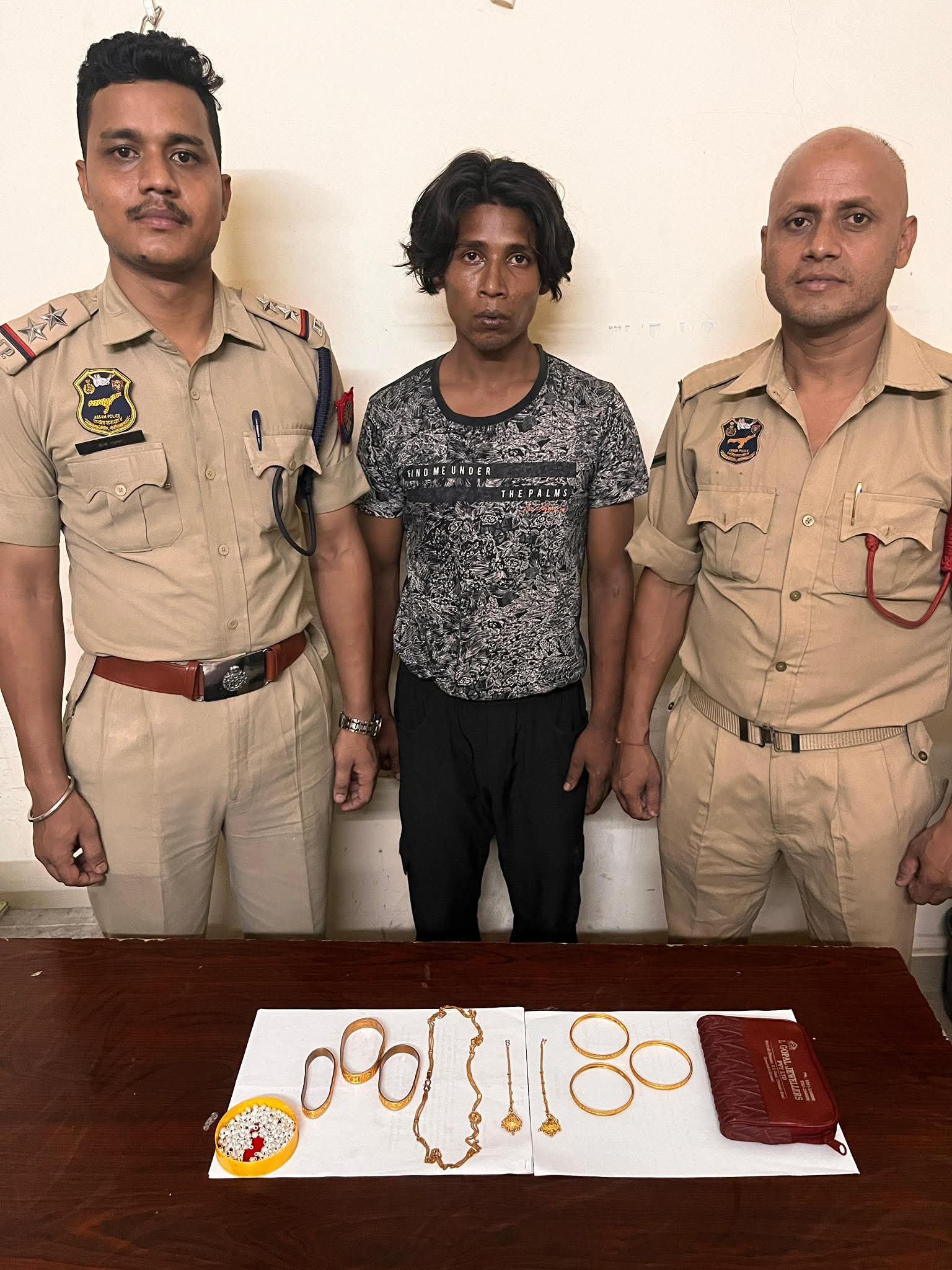 चोरी मामले में एक गिरफ्तार चोरी मामले में एक गिरफ्तार