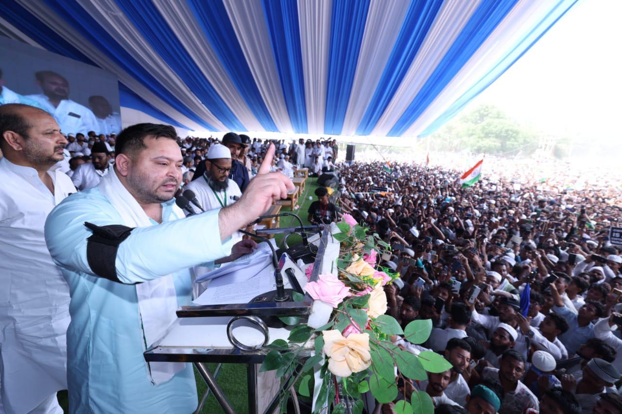 पटना के गांधी मैदान में वक्फ बचाओ दस्तूर बचाओ' कांफ्रेंस को संबोधित करते तेजस्वी यादव पटना के गांधी मैदान में वक्फ बचाओ दस्तूर बचाओ' कांफ्रेंस को संबोधित करते तेजस्वी यादव