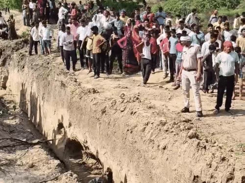 मौके पर बड़ी संख्या में ग्रामीणों की भीड़