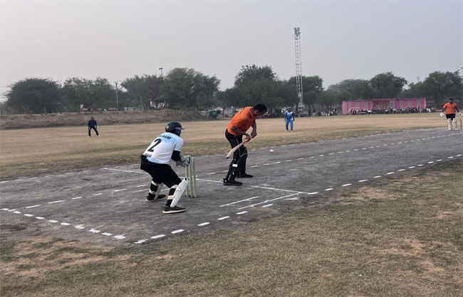 स्टेडियम में खेलते युवा। स्टेडियम में खेलते युवा।